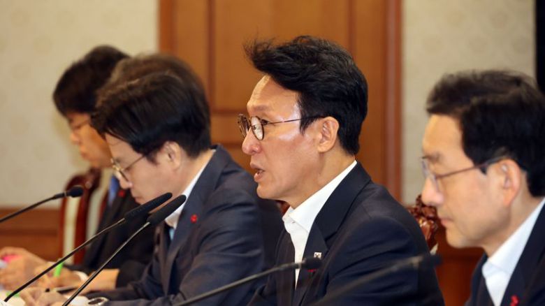 노동안전 현안 점검회의가 3일 서울 종로구 정부서울청사에서 열려 김민석 총리가 발언을 하고 있다. 노동안전 현안 점검회의는 산업안전과 노사관계의 주요 현안을 점검하고, 현장 중심의 안전 강화와 갈등 조정을 목적으로 하며 이날 회의에는 배경훈 과학기술정보통신부 장관, 김영훈 고용노동부 장관, 김정관 산업통상부 장관 등이 참석했다. 사진=서동일 기자