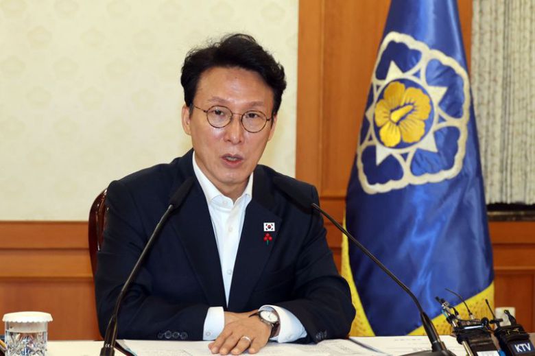 노동안전 현안 점검회의가 3일 서울 종로구 정부서울청사에서 열려 김민석 총리가 발언을 하고 있다. 노동안전 현안 점검회의는 산업안전과 노사관계의 주요 현안을 점검하고, 현장 중심의 안전 강화와 갈등 조정을 목적으로 하며 이날 회의에는 배경훈 과학기술정보통신부 장관, 김영훈 고용노동부 장관, 김정관 산업통상부 장관 등이 참석했다. 사진=서동일 기자