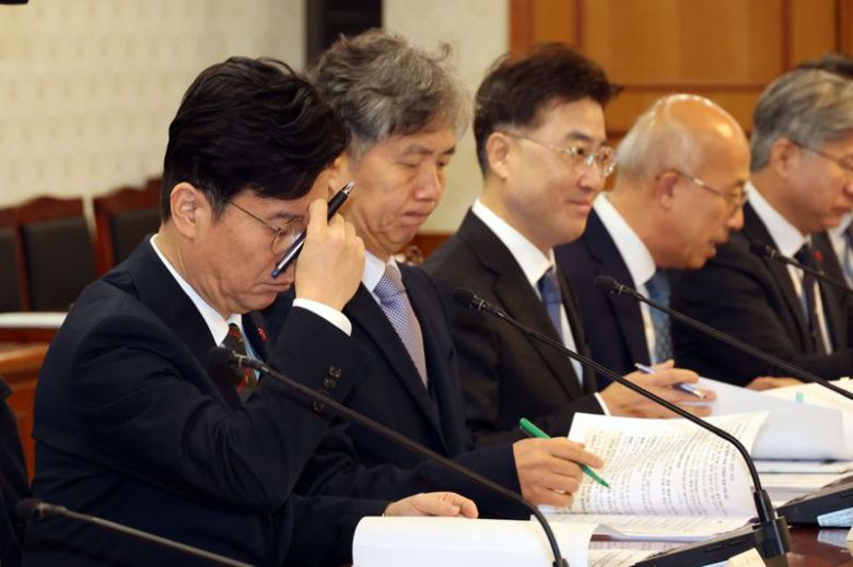 노동안전 현안 점검회의가 3일 서울 종로구 정부서울청사에서 열려 김영훈 고용노동부 장관이 자료를 검토하고 있다. 노동안전 현안 점검회의는 산업안전과 노사관계의 주요 현안을 점검하고, 현장 중심의 안전 강화와 갈등 조정을 목적으로 하고 있다. 사진=서동일 기자