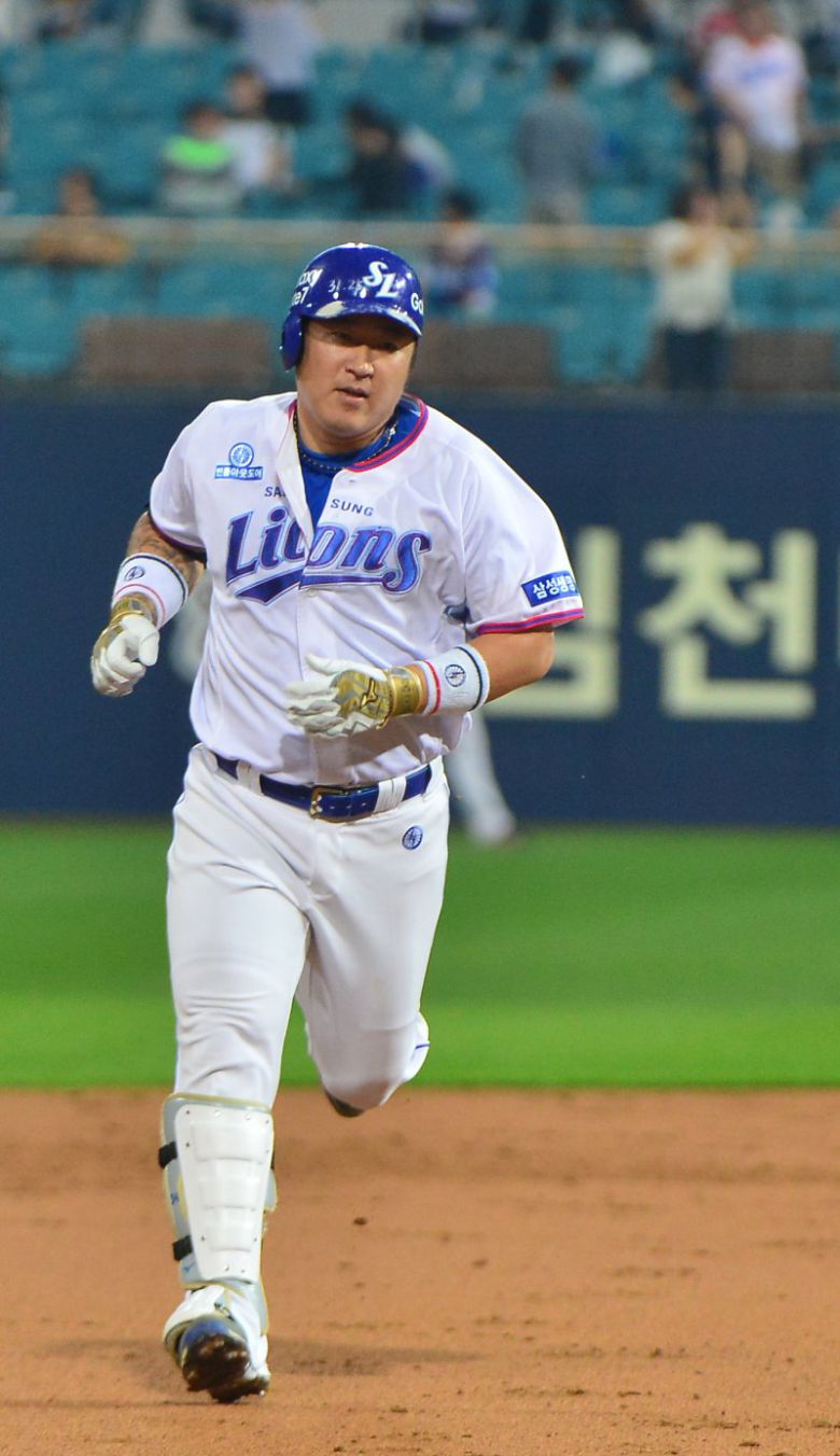 지난 2016년 당시 삼성 라이온즈에서 뛰던 최형우의 삼성 복귀가 확정됐다. 뉴시스