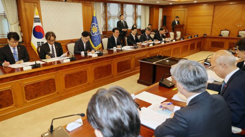 노동안전 현안 점검회의가 3일 서울 종로구 정부서울청사에서 열려 김민석 총리가 발언을 하고 있다. 노동안전 현안 점검회의는 산업안전과 노사관계의 주요 현안을 점검하고, 현장 중심의 안전 강화와 갈등 조정을 목적으로 하며 이날 회의에는 배경훈 과학기술정보통신부 장관, 김영훈 고용노동부 장관, 김정관 산업통상부 장관 등이 참석했다. 사진=서동일 기자