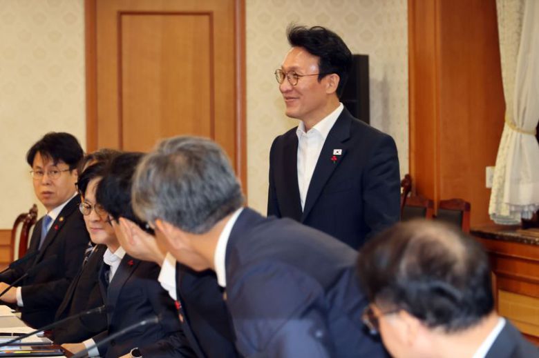 노동안전 현안 점검회의가 3일 서울 종로구 정부서울청사에서 열려 김민석 총리가 회의장에 들어서고 있다. 노동안전 현안 점검회의는 산업안전과 노사관계의 주요 현안을 점검하고, 현장 중심의 안전 강화와 갈등 조정을 목적으로 하며 이날 회의에는 배경훈 과학기술정보통신부 장관, 김영훈 고용노동부 장관, 김정관 산업통상부 장관 등이 참석했다. 사진=서동일 기자