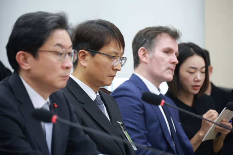 [서울=뉴시스] 고승민 기자 = 박대준 쿠팡 대표이사가 3일 서울 여의도 국회에서 열린 정무위원회의 쿠팡 개인정보 유출 관련 현안질의에서 송경희 개인정보보호위원장의 현안보고를 들으며 생각에 잠겨 있다. 2025.12.03. kkssmm99@newsis.com /사진=뉴시스