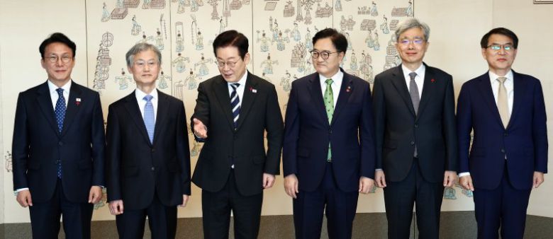 5부요인과 함께. 이재명 대통령이 12·3 비상계엄 사태 1주년인 3일 용산 대통령실에서 열린 5부 요인 초청 오찬 간담회에 앞서 기념촬영을 하고 있다. 왼쪽부터 김민석 국무총리, 조희대 대법원장, 이 대통령, 우원식 국회의장, 김상환 헌법재판소장, 노태악 중앙선거관리위원장 연합뉴스