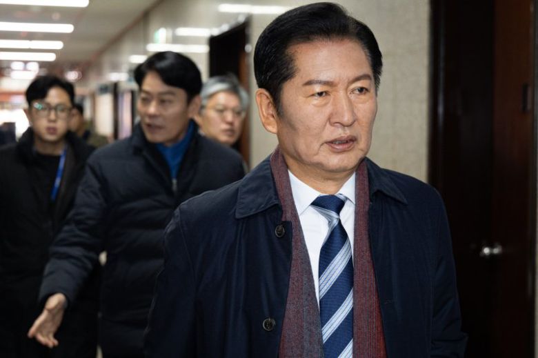 정청래 더불어민주당 대표가 4일 국회에서 열린 비공개 당무위원회 참석을 위해 당대표실로 들어서고 있다. 뉴스1