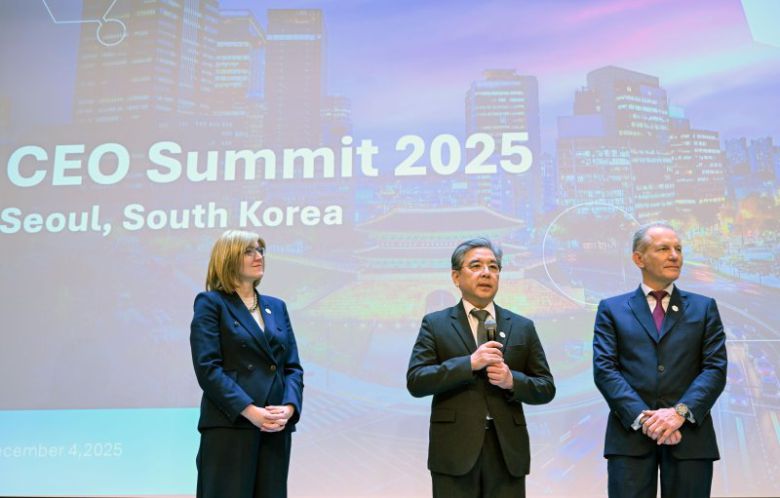 이바나 제멜코바 수소위원회 CEO(왼쪽부터), 장재훈 현대차그룹 부회장, 프랑수아 자코브 에어리퀴드그룹 회장이 4일 경기 고양시 킨텍스 제2전시장에서 열린 월드 하이드로젠 엑스포 2025 수소위원회 CEO 서밋에서 기자들 질문에 답하고 있다. 사진=현대차그룹 제공                                  김성환 기후에너지환경부 장관(오른쪽 두번째)과 장재훈 현대자동차그룹 부회장(오른쪽 세번째)이 4일 경기도 고양시 일산서구 킨텍스(KINTEX)에서 열린 '세계 수소 엑스포 2025(월드 하이드로젠 엑스포)'에서 현대자동차 그룹 부스를 둘러보고 있다. /사진=뉴스1화상