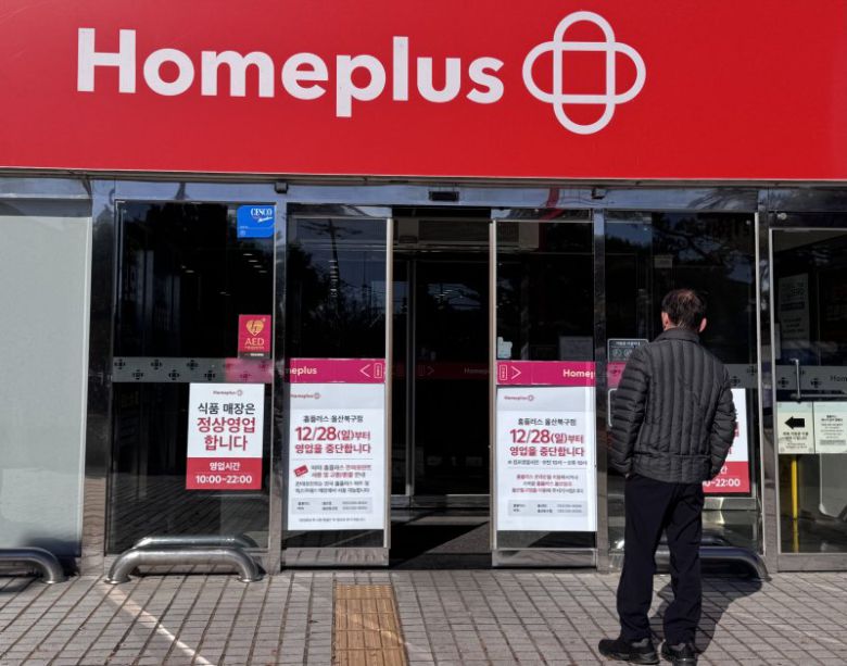 4일 울산 북구 홈플러스 입구에서 한 시민이 '영업 종료' 안내문을 읽고 있다. 뉴스1