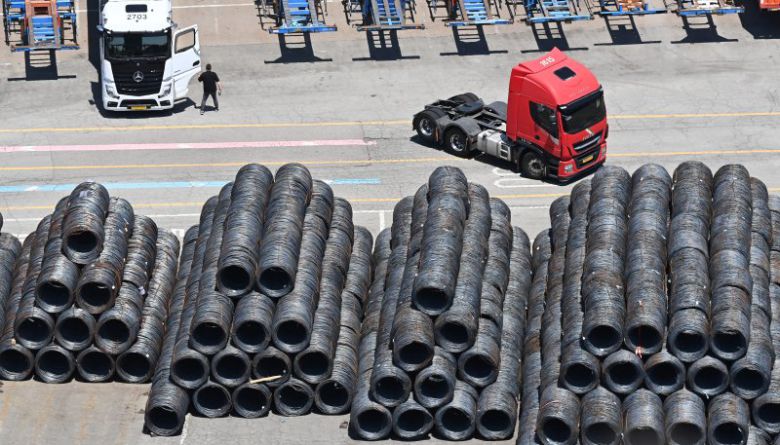 경기 평택시 포승읍 평택항 수출 야적장에 철강 제품이 쌓여있는 모습. /사진=뉴시스