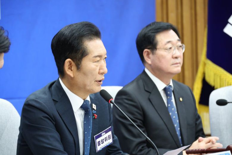 정청래 더불어민주당 대표가 5일 국회에서 열린 제3차 중앙위원회에서 발언을 하고 있다. 뉴시스