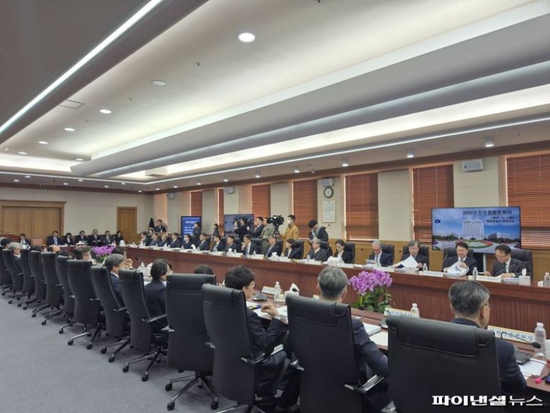 5일 오후 서울 서초구 대법원에서 열린 전국법원장회의에 고위 법관들이 착석하고 있다. 사진=김동규 기자