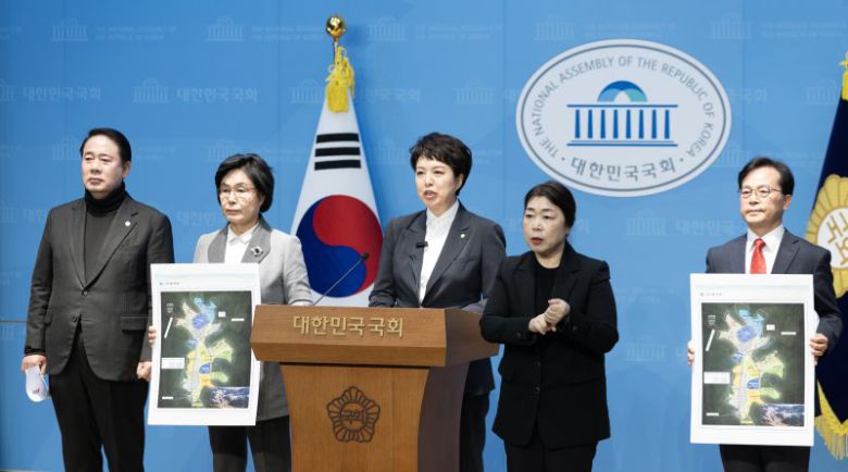 김은혜 국민의힘 의원이 5일 서울 여의도 국회 소통관에서 대장동 사건 관련 기자회견을 하고 있다. 뉴스1