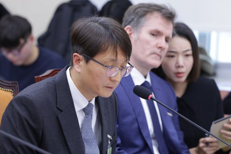 박대준 쿠팡 대표이사가 지난 3일 서울 여의도 국회 정무위원회에서 열린 쿠팡 개인정보 유출 관련 현안질의에서 인사하고 있다. 뉴스1