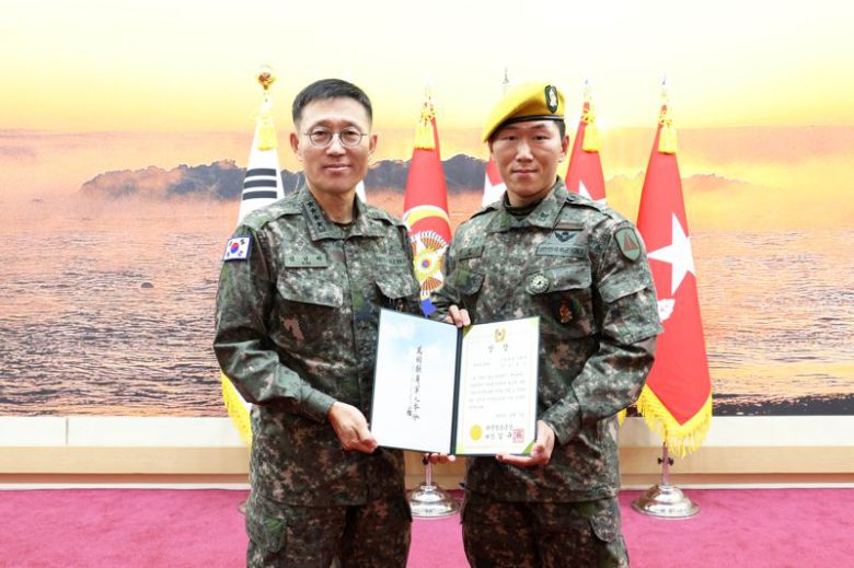 5일 육군참모총장이 최정예 300전투원에 선발된 인원에게 황금색 베레모와 휘장, 상장을 수여하고 기념촬영을 하고 있다. 육군 제공                                  김규하(대장) 육군참모총장이 5일 최정예 300전투원에 선발된 인원에게 휘장을 달아주는 있다. 육군 제공                                  김규하(대장) 육군참모총장이 5일 최정예300전투원에 선발된 인원들을 격려하고 있다. 육군 제공                                  육군은 5일 충남 계룡시 계룡대학교 무궁화회관에서 '2025년 최정예 300전투원 시상식'을 진행한다고 밝혔다. 최정예 300전투원 대표선발을 위한 사단 저격수 경연대회에서 관측수가 고배율 관측경으로 표적을 식별한 뒤, 저격수가 K14 저격용 소총으로 사격하고 있는 모습. 육군 제공                                  육군은 5일 충남 계룡시 계룡대학교 무궁화회관에서 '2025년 최정예 300전투원 시상식'을 진행한다고 밝혔다. 사진은 최정예 300전투원 대표선발을 위한 사단 저격수 경연대회에서 관측수가 고배율 관측경으로 표적을 식별한 뒤, 저격수가 K14 저격용 소총으로 사격하고 있는 모습. 육군 제공