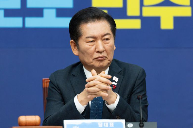 정청래 더불어민주당 대표가 5일 국회에서 열린 최고위원회의에서 생각에 잠겨있다. 뉴스1