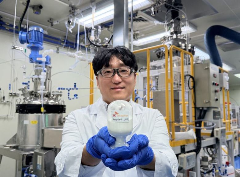 SK이노베이션 환경과학기술원 연구원이 LFP 배터리 재활용 기술을 통해 회수한 탄산리튬(Li₂CO₃)을 소개하고 있다. SK이노베이션 제공