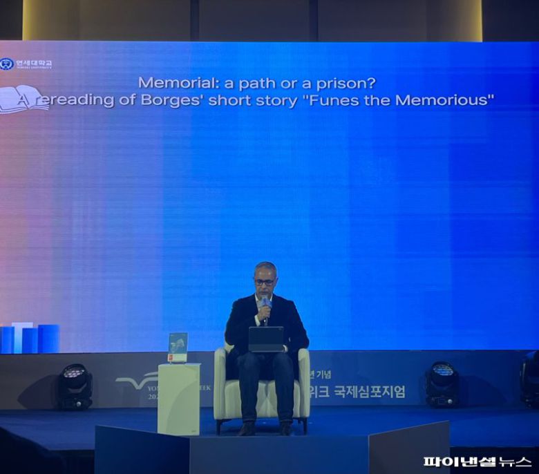 2025 연세노벨위크 국제심포지엄에서 기조강연 중인 카멜 다우드.사진=홍채완 기자