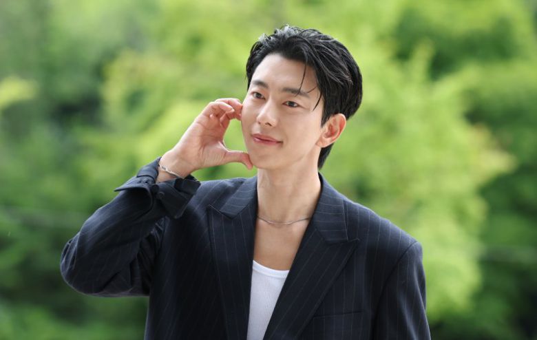 (서울=뉴스1) 권현진 기자 = 배우 윤현민이 드라마 ‘화려한 날들’ 홍보를 위해 6일 오전 서울 영등포구 KBS 본관에 도착해 라디오 '이은지의 가요광장' 출연에 앞서 포즈를 취하고 있다. 2025.8.6/뉴스1 /사진=뉴스1화상