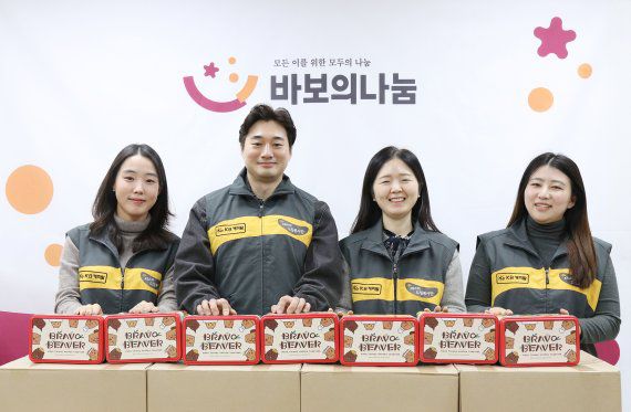KB캐피탈과 바보의나눔 직원들이 장애인 거주 시설에 전달할 쿠키 세트를 포장하고 있다. /사진=파이낸셜뉴스 사진DB