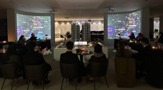 <사진 설명 : 퀸즈이즈카운티가 주최한 뉴홈드림데이행사가 진행되고 있다.>