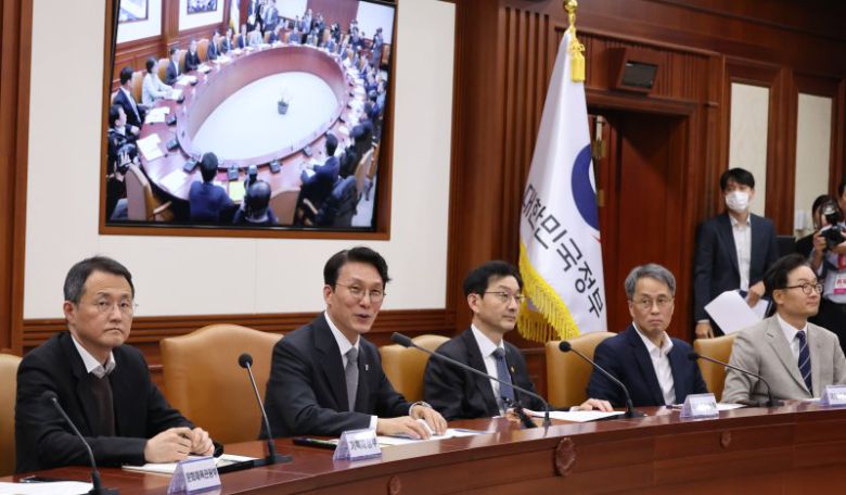 김민석 국무총리가 서울 종로구 정부서울청사에서 열린 헌법존중 정부혁신 TF 간담회에 참석해 발언하고 있다. 뉴시스