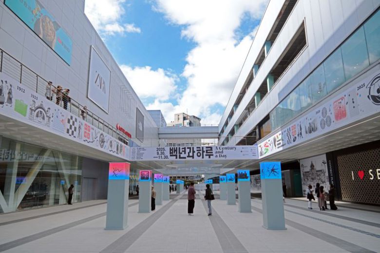 옛 서울역 준공 100주년 특별전시 ‘백년과 하루’가 진행된 커넥트플레이스 서울역점 중앙보행광장. 한화커넥트 제공