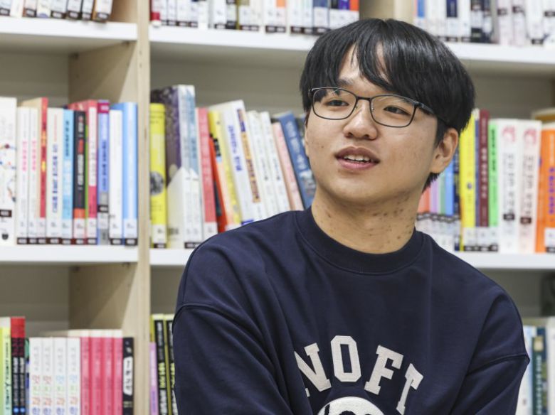 [서울=뉴시스] 홍효식 기자 = 2025학년도 대학수학능력시험 수능 만점자 서장협 졸업생이 5일 오전 서울 광진구 광남고등학교에서 열린 2026학년도 대학수학능력시험 수능 만점자 왕정건 학생 관련 언론 인터뷰에서 발언하고 있다. (공동취재) 2025.12.05. photo@newsis.com <저작권자ⓒ 공감언론 뉴시스통신사. 무단전재-재배포 금지.> /사진=뉴시스화상