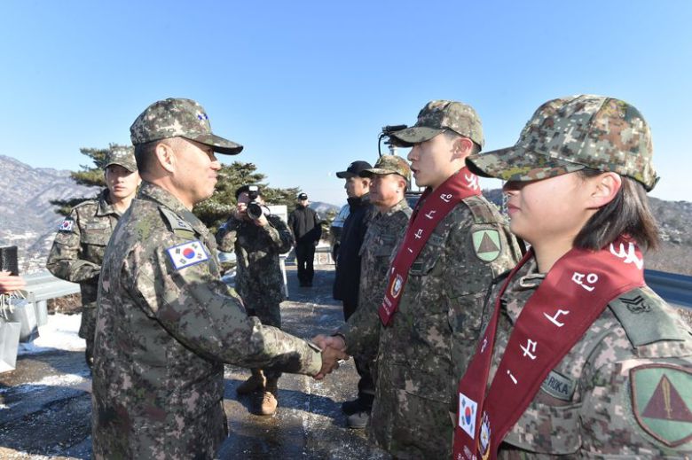 진영승 합참의장이 5일 수도권 방어를 담당하는 부대를 방문해 임무에 만전을 기하고 있는 장병을을 격려하고 있다. 합참 제공                                  진영승 합참의장이 5일 1경비대대를 방문해 방호 임무수행 준비상태를 점검하고 있다. 합참 제공