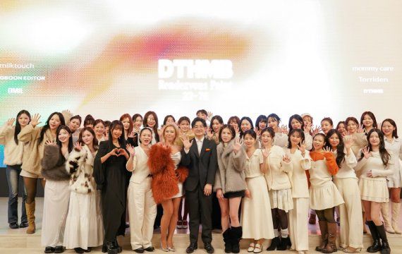 디밀 이헌주 대표(가운데)가 12월 3일 몬드리안 서울에서 열린 '디퍼런트 썸네일 2025'에서 가비 등 참석 크리에이터들과 기념촬영을 하고 있다.