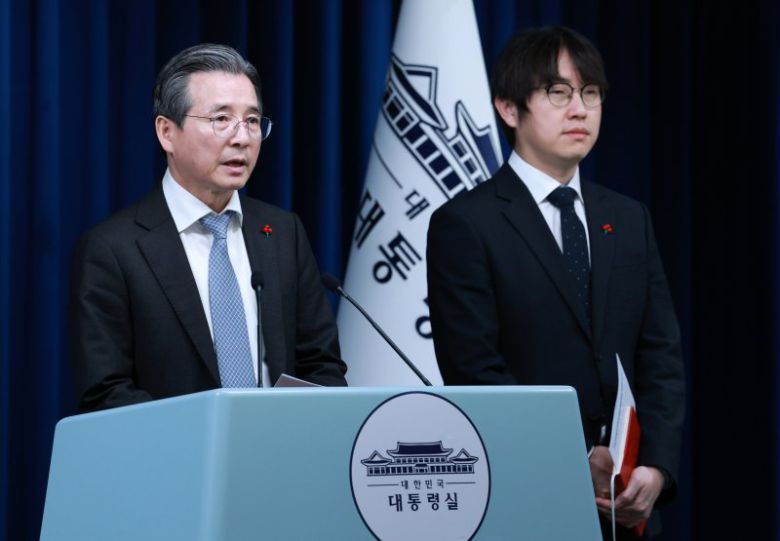 김용범 정책실장이 5일 용산 대통령실 기자회견장에서 이재명 대통령과 손정의 소프트뱅크그룹 회장 면담 관련 브리핑을 하고 있다. 오른쪽은 하정우 AI미래기획수석. 사진=대통령실통신사진기자단