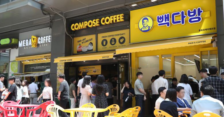 지난 2024년 7월 서울 시내에 위치한 저가 브랜드 커피 매장 앞에서 시민들이 줄지어 커피를 구매하고 있다. /사진=뉴스1