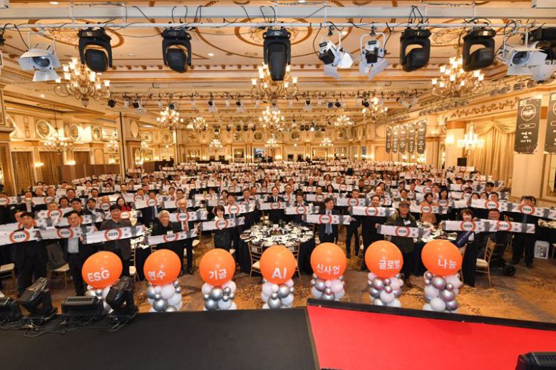 이노비즈협회가 지난 4일 서울 강남구 그랜드 머큐어 임피리얼 팰리스에서 개최한 2025 이노비즈데이에서 참석자들이 2026년 새로운 성장과 혁신 의지를 다짐하는 단체 촬영을 진행하고 있다. 이노비즈협회 제공