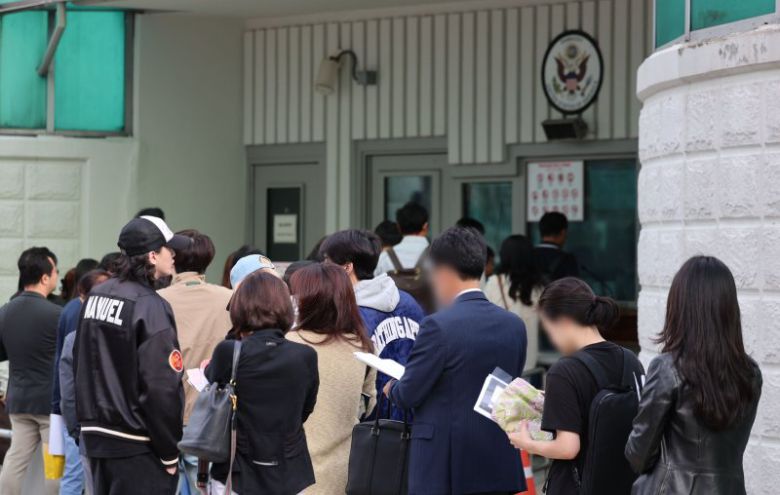 서울 종로구 주한미국대사관 앞에서 시민들이 미국 비자심사를 받기 위해 줄 서 있다. 뉴시스