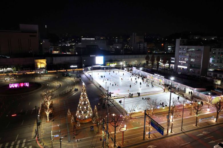 인천 동구는 오는 12일 동인천역 북광장에 화도진스케이트장을 개장한다. 사진은 지난해 동인천역 북광장에 설치한 스케이트장 모습. 인천동구 제공.