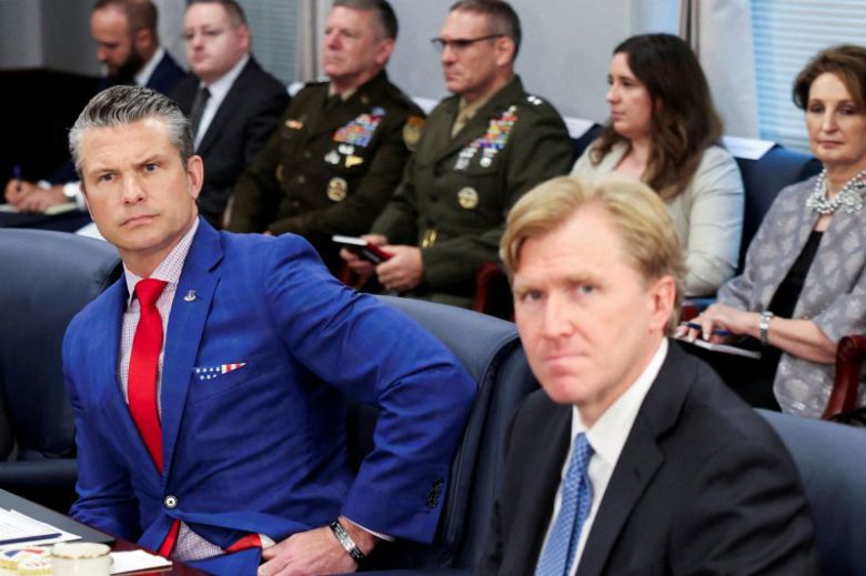 지난 7월 21일 미국 버지니아주 알링턴의 미국 전쟁(국방)부 청사에서 피트 헤그세스 미국 전쟁(국방)장관(앞줄 왼쪽)과 엘브리지 콜비 미국 전쟁(국방)부 정책차관(앞줄 왼쪽 두번째)이 페르난도 마르코스 주니어 필리핀 대통령과 대화하고 있다.로이터연합뉴스