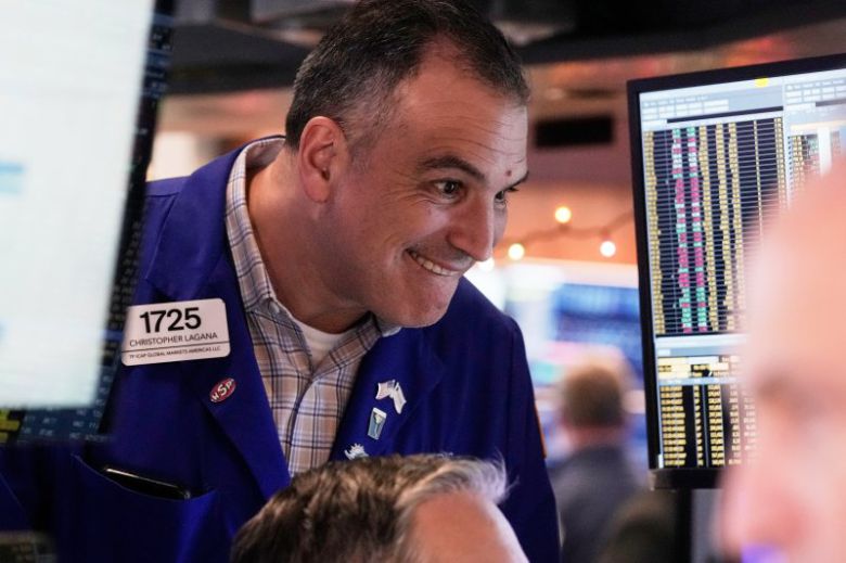 뉴욕 증시 시황을 가장 잘 반영하는 스탠더드앤드푸어스(S&P)500 지수가 내년 말 8000까지 치솟는 등 두 자릿수 상승 흐름을 이어갈 것으로 전망됐다. AP 연합