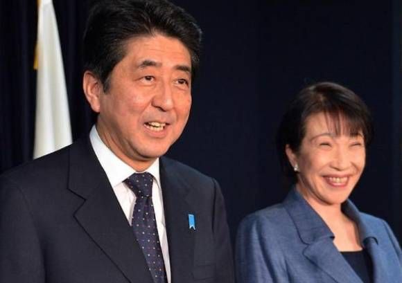 다카이치 사나에 일본 총리는 일본 강경 보수 노선을 대표하는 정치인으로, 아베 신조 전 총리의 정치 노선을 잇는 '여자 아베'라는 별칭이 있다. 사진은 아베 신조 전 일본 총리와 다카이치 사나에 총리. 사진=AFP/연합뉴스