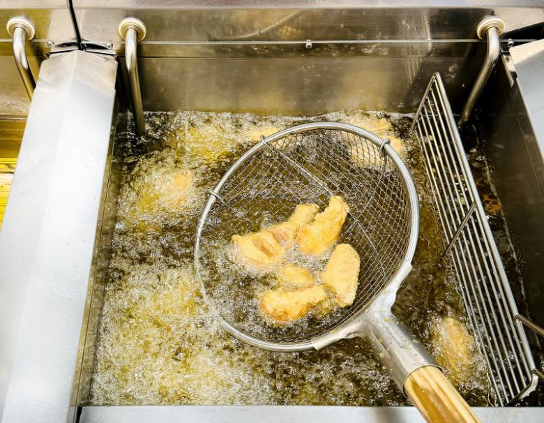 치킨 조리모습. 위 사진은 해당 기사와 직접적 연관이 없음. 사진=뉴시스