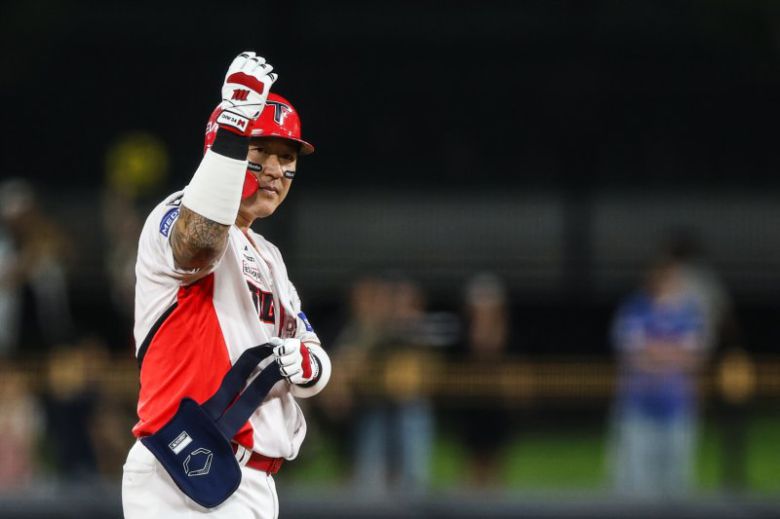 프로야구 KIA 타이거즈 최형우가 22일 광주-기아 챔피언스필드에서 열린 2025 신한 쏠뱅크 KBO리그 LG 트윈스와의 경기에서 안타를 친 뒤 환호하고 있다.KIA 타이거즈 제공