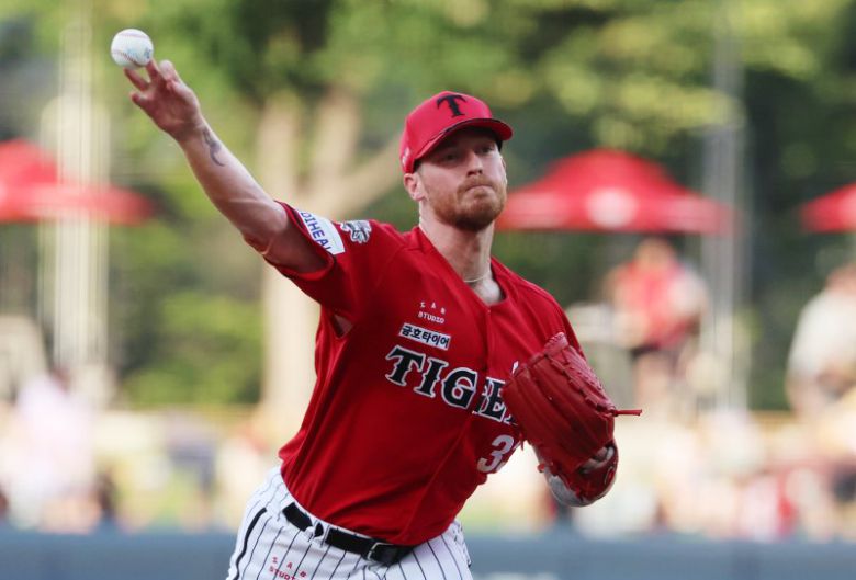 광주기아챔피언스필드에서 열린 프로야구 LG 트윈스와 KIA 타이거즈의 경기. KIA 선발투수 올러가 1회에 투구하고 있다.뉴스1