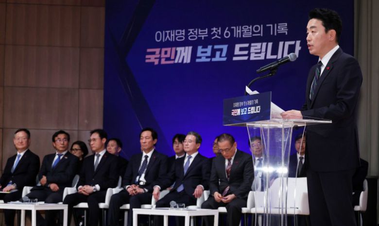 강훈식 대통령 비서실장(오른쪽)이 7일 서울 용산 대통령실에서 열린 '이재명 대통령 정부 6개월 성과 간담회'에서 모두 발언을 하고 있다. 연합뉴스