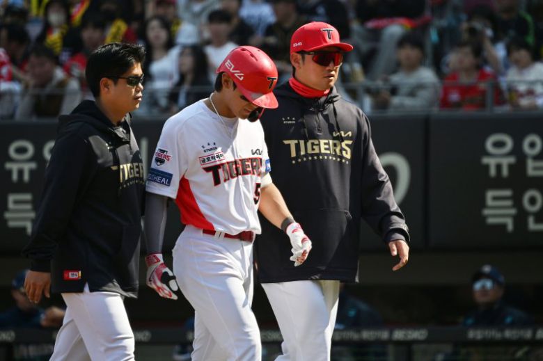 광주-기아챔피언스필드에서 열린 2025 신한 쏠뱅크 KBO 리그 개막전 NC다이노스 대 KIA타이거즈의 경기, 3회 말 1사 주자 없음 상황에서 안타를 친 KIA 김도영이 왼쪽 다리 통증을 호소하며 덕아웃으로 돌아오고 있다.뉴시스
