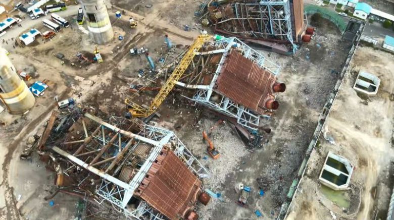 한국동서발전 울산화력발전 붕괴 사고 현장을 드론으로 촬영한 영상이다. 가운데가 매몰자 7명이 숨진 채 발견된 울산 기력 5호기 보일러 타워의 모습이다. 아래쪽은 6호기 위쪽은 4호기이다. 추가 붕괴 위험이 있었던 4,6호기는 신속한 매몰자 위해 중앙사고수습본부가 추가로 넘어트렸다. 울산소방본부 제공