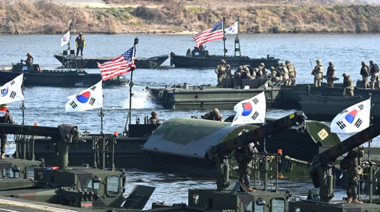 한미연합 도하훈련이 실시된 지난달 20일 경기 여주시 연양동 남한강 일대에서 한미장병들이 부교를 설치하고 있다. 뉴시스