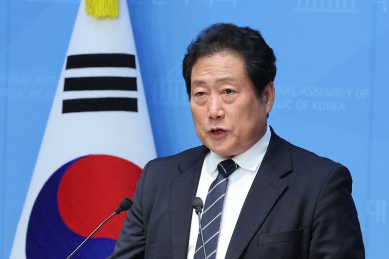 유동철 민주당 부산 수영구 지역위원장. 뉴스1