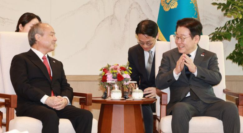 이재명 대통령이 지난 5일 용산 대통령실에서 손정의 소프트뱅크그룹 회장과 면담하고 있다. 대통령실통신사진기자단