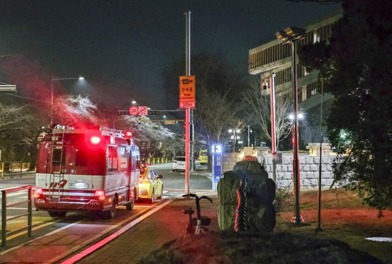9일 서울 영등포구 국회 담장에서 발생한 화재현장 소방차가 출동해 있다. /사진=뉴시스