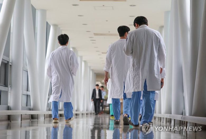 서울 한 대학병원에서 의료진들이 이동하고 있다. 연합뉴스