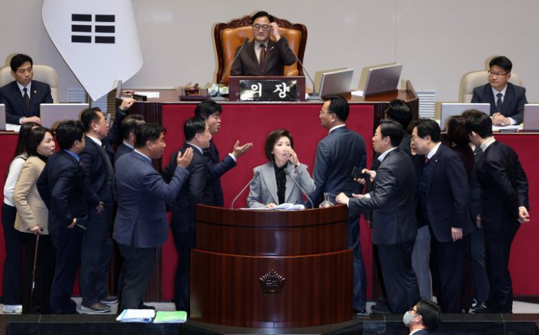 9일 국회 본회의에서 국민의힘 나경원 의원이 '가맹사업거래의 공정화에 관한 법률 일부개정법률안'에 대해 무제한 토론하는 가운데 여야 의원들이 발언대에서 목소리를 높이며 신경전을 이어가고 있다. 연합뉴스