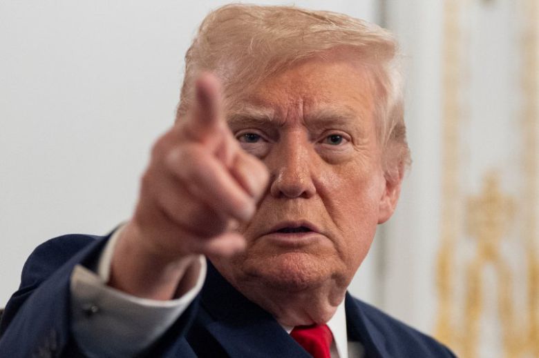 [팜비치=AP/뉴시스]도널드 트럼프 미국 대통령이 지난달 27일(현지시간) 플로리다 팜비치 마러라고 리조트에서 추수감사절 맞이 군인들과의 통화 이후 기자들과 대화하고 있다. 뉴시스