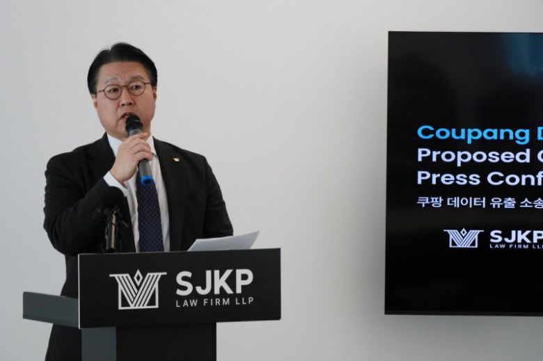 김국일 대륜 대표가 8일(현지시간) 뉴욕 맨해튼 사무소에서 쿠팡 집단소송과 관련해 설명을 하고 있다. 사진=연합뉴스